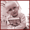 bambino con libro insegna